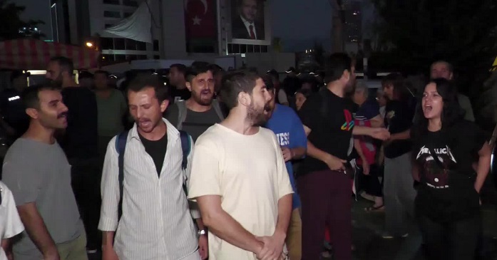 Sokak hayvanlarıyla ilgili yasa teklifi, İzmir'de AK Parti İl Başkanlığı önünde protesto edildi