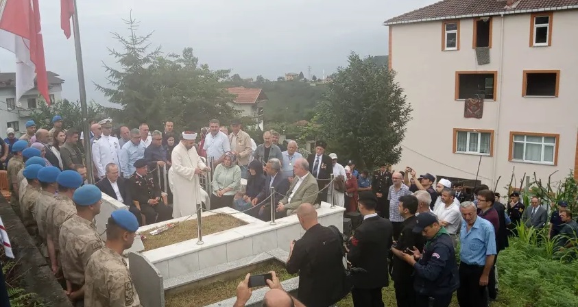 15 Temmuz şehidi Rize’li Şuayip Seferoğlu mezarı başında anıldı.