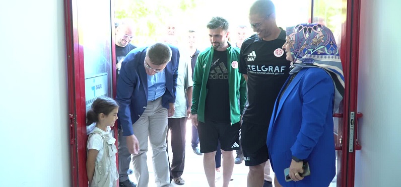 Alex De Souza’dan Burdur’da emekçi kadınların el yapımı top atölyesine ziyaret
