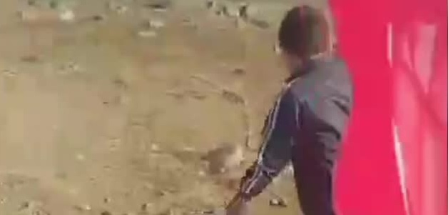 Tarık Yılmaz ve babası 2099 metre rakımdaki Keldaz'a çıkarak yıpranan Türk Bayrağını yenisiyle değiştirdi