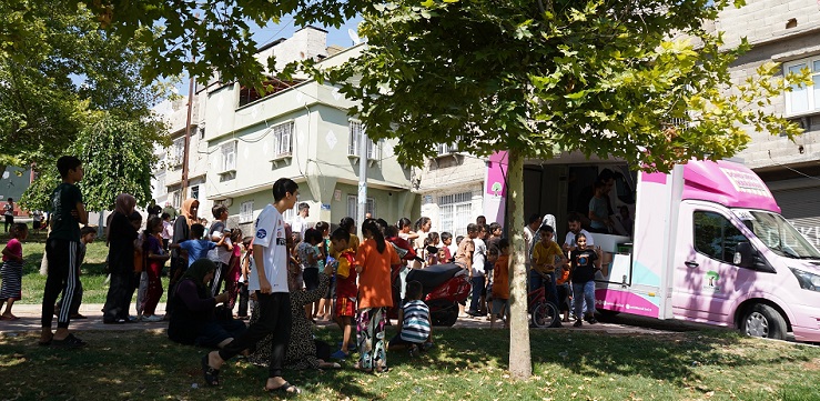 Şehitkamil’de “Dondurma Karavanı” her gün farklı mahallede çocuklarla buluşuyor
