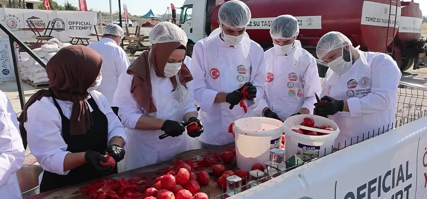 Uşak'ta dev kasede pişirilen 30 bin 292 litre tarhana Guinness Rekorlar Kitabı'na girdi