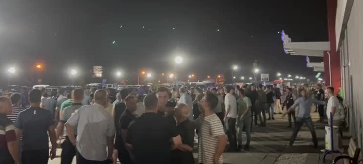 MHP’li Türkmen Belediye Başkanı Veli Fidan, iki grup arasında çıkan kavgada yaralandı