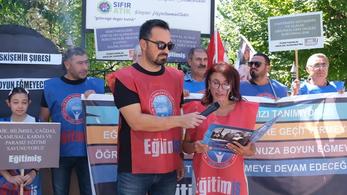 Eğitim-İş Eskişehir Şubesi'nden Öğretmenlik Mesleği Kanun Teklifi'ne karşı siyah çelenk