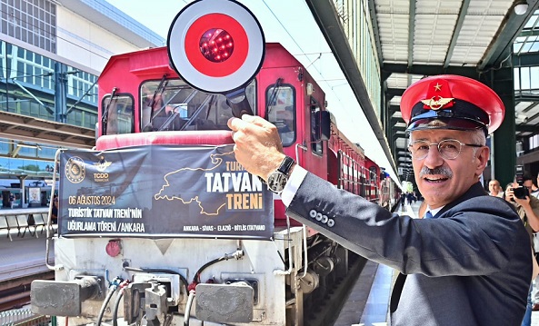 Turistik Tatvan Treni Yola Çıktı