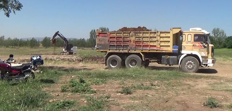 Tarım yaptıkları hazine arazisine deprem evleri yapılmasına tepki gösteren vatandaşlar: 