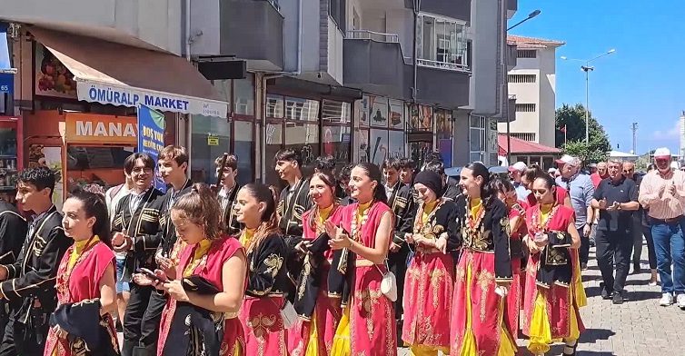 Bu yıl 20'ncisi düzenlenen Hopa Kültür Sanat ve Deniz Festivali başladı... 