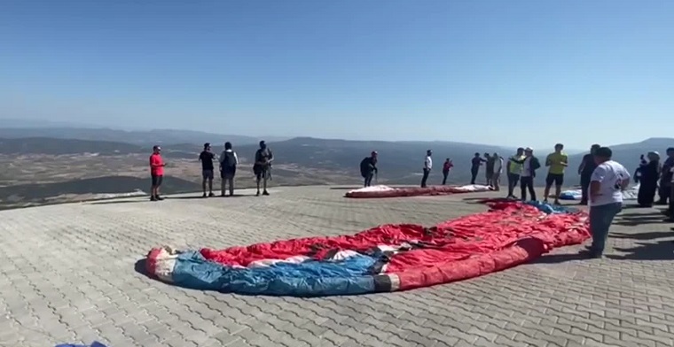 100. yılına özel “Take Of Bilecik” yamaç paraşütü etkinliğinde, 111 sporcu Meryem Dağı’ndan uçtu