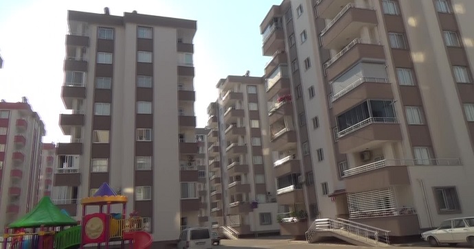 Bir binaya önce ''hafif hasar'' sonra ''orta hasar'' verilmesine ev sahipleri tepki gösterdi