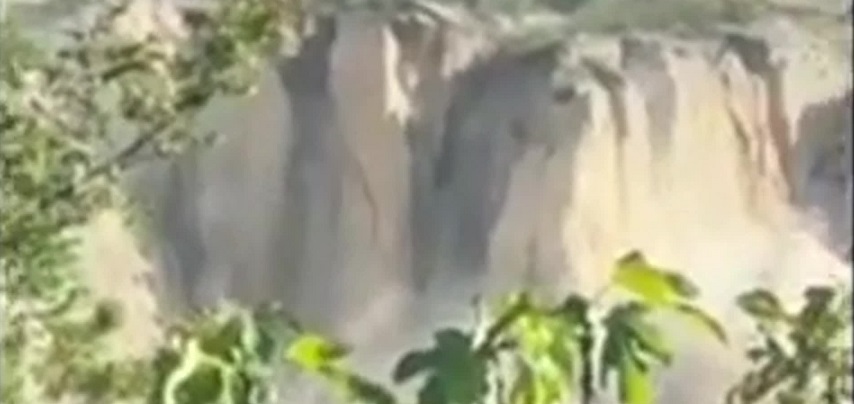 Erzurum'un Uzundere ilçesi Çağlayan Mahallesi sakinleri heyelan riskine çözüm bulunmasını istedi