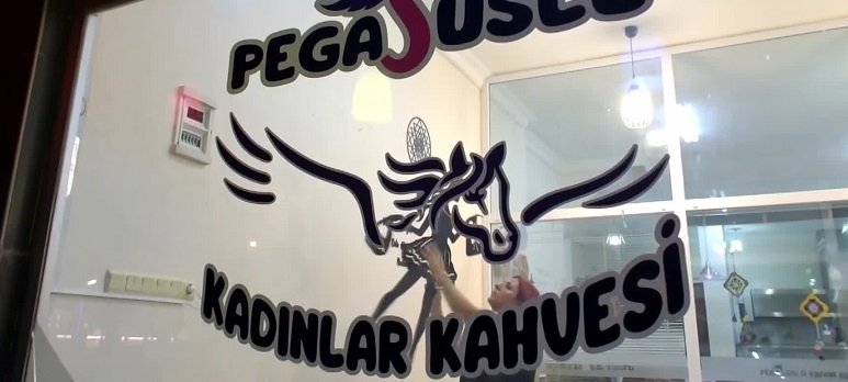 Burhaniye'de kadınlar kahvehanesinde 'Su Kabağı İşleme Atölyesi' düzenlendi
