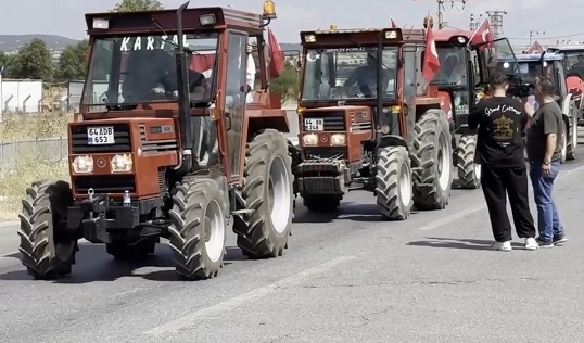 Mazot alamayan Çiftçinin Uşak’taki traktörle eylemi kısa sürdü