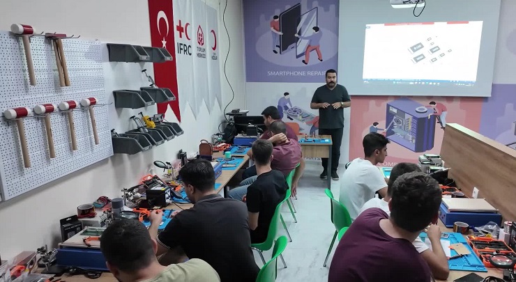 Şanlıurfa'da dezavantajlı gençlere yönelik 'Cep Telefonu Tamirciliği Projesi' başladı