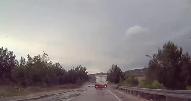 Kadirli'de iki kişinin öldüğü üç kişinin yaralandığı trafik kazası anı bir araç kamerasına yansıdı