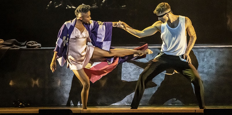 RAMBERT’İN ETKİLEYİCİ SAHNE UYARLAMASI, ÇARPICI PERFORMANSLAR, İKONİK BİR SOUNDTRACK: