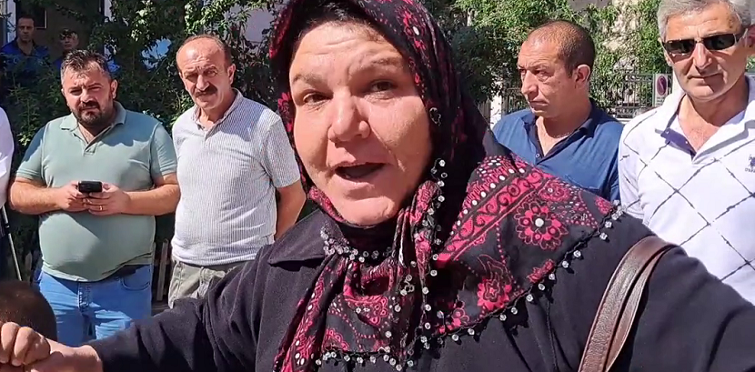  Savşatlılar, kararı protesto etmek için belediye binası önünde toplandı