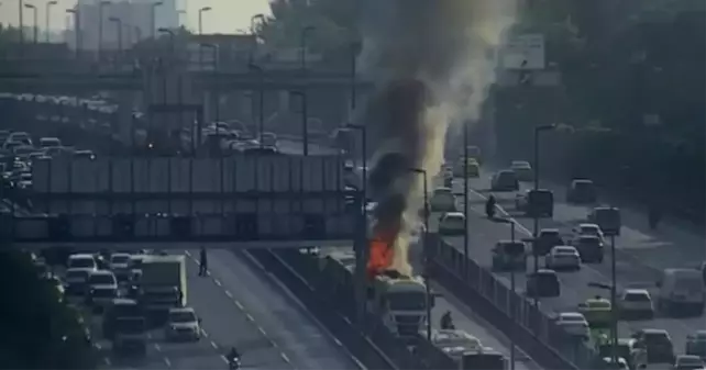 İstanbul'da Metrobüs Yangını! Olay Yerinden İlk Bilgiler