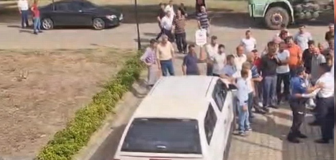 Karabük'ün Yenice ilçesinde orman işçileri tırlarla eylem yaptı