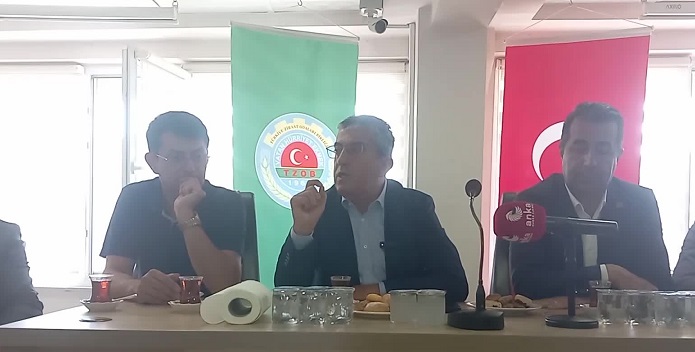 Terme'de fındık üreticileri ürünleri yola dökerek eylem yaptı.