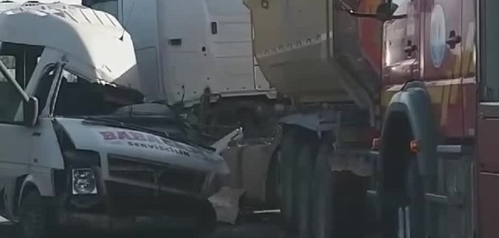 Adana'da tır ile servis minibüsü çarpıştı: 4 kişi hayatını kaybetti, 6 kişi yaralandı