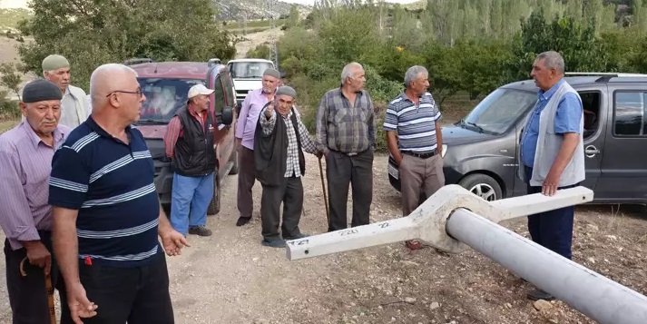 Isparta'da Köylülerden Direk Eylemi: Yol Kapattılar