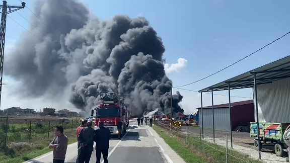 Tekirdağ'da yapı kimyasalları üretimi yapan fabrikada yangın çıktı