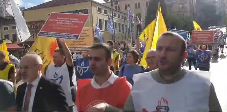 Samsun’da eğitimciler, valilik önüne siyah çelenk bıraktı
