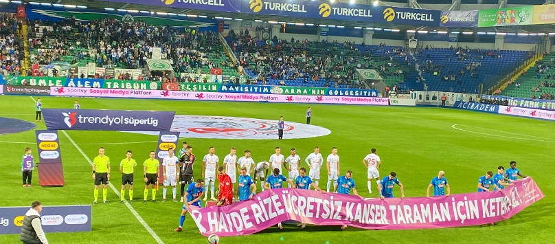 Futbolculardan Kanser Pankartı