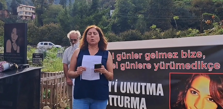 10 Ekim katliamında hayatını kaybeden Elif Kanlıoğlu Arhavi'de mezarı başında anıldı