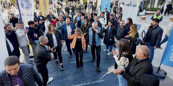 Van’da “Arafta Düet” Kitabı İçin İmza Günü Düzenlendi