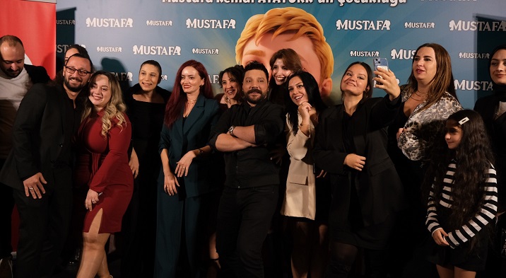  ÇOCUKLAR ATATÜRK'ÜN ÇOCUKLUĞUNU BEYAZ PERDEDE İZLEDİ