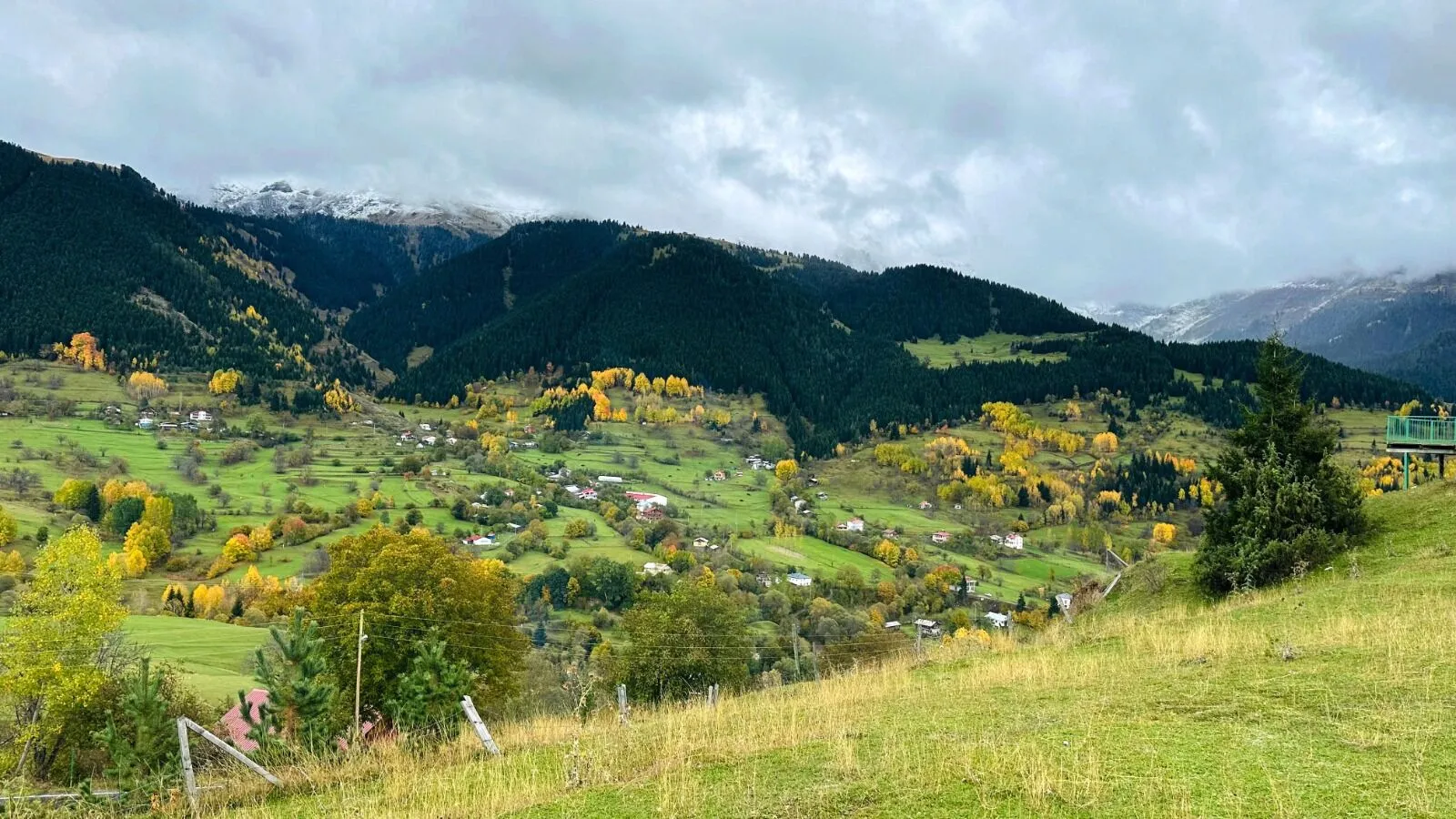 Artvin’de İki Mevsim Bir Arada: Sonbahar ve Kış Karagöl’de Buluştu