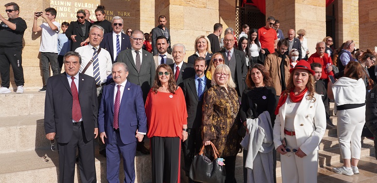 ATA Parti Genel Başkanı Zeybek’ten Anıtkabir’de Türk Törenine Uygun Saygı Duruşu