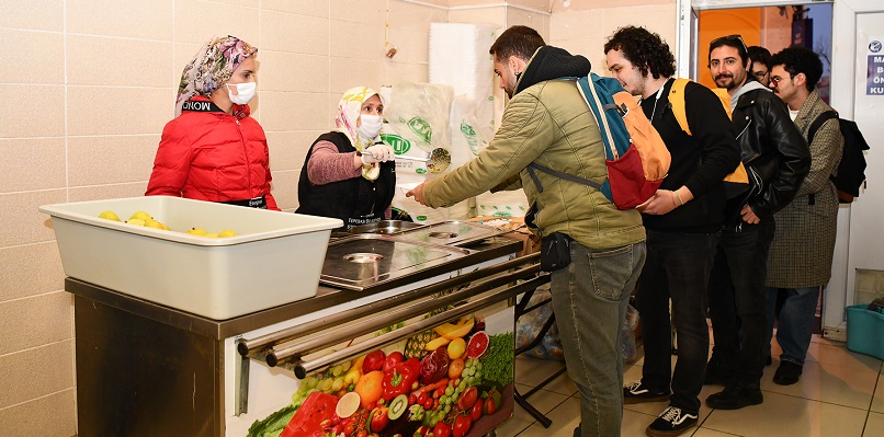 Tepebaşı Belediyesi’nin, üniversite öğrencileri için hizmete sunduğu ücretsiz yemek hizmeti devam ediyor