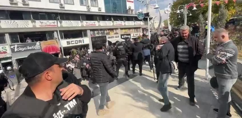 Van'da 'kayyum' protestosuna polis müdahalesi: 7 gözaltı