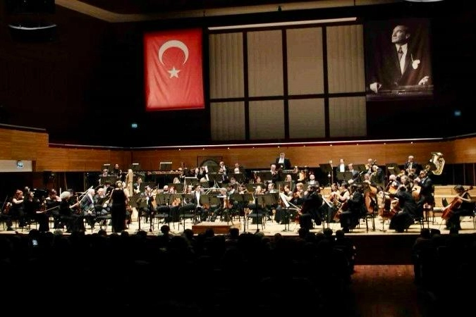 Uludağ İçecek’ten İzmir’de ″Bir Ulus Uyanıyor″ resitali