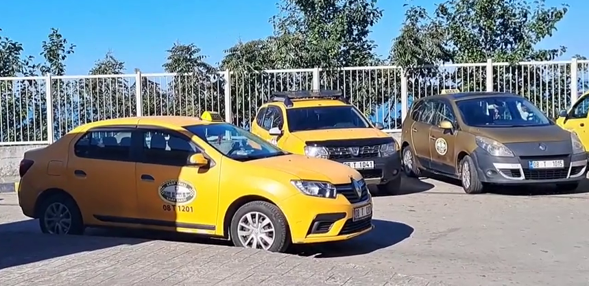 Sarp Sınır Kapısı Taksicileri Maliyetler ve Korsan Taksicilikle Mücadele Ediyor