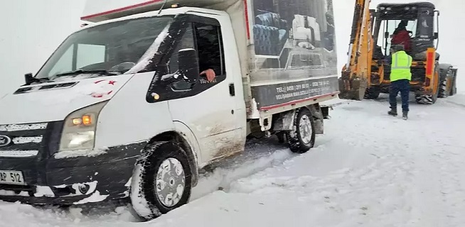 Bayburt'ta Kar ve Tipi Nedeniyle Yolda Kalan Kamyonet, İş Makinesiyle Kurtarıldı