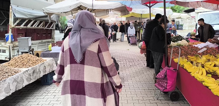 Pazarda alışveriş yapan vatandaş: 