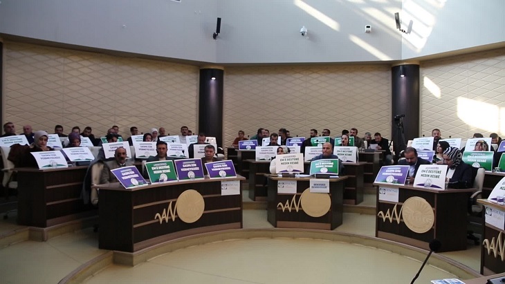 Van Büyükşehir Meclisinde kayyum protestosu: AK Partili meclis üyeleri salonu terk etti