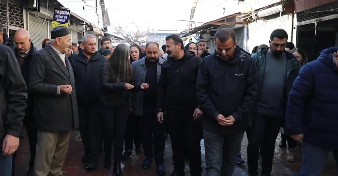 Van Büyükşehir Belediye Eş Başkanı Şedal, yangından zarar gören esnafı ziyaret etti