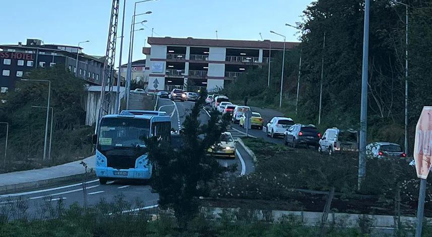 Rize Eğitim ve Araştırma Hastanesi Yolunda Trafik Çilesi Devam Ediyor