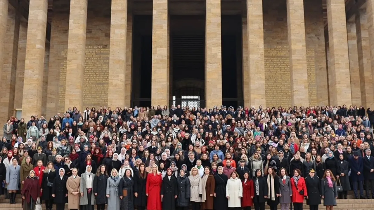 Kadın milletvekilleri ve seçilmişler Ata'nın huzurunda