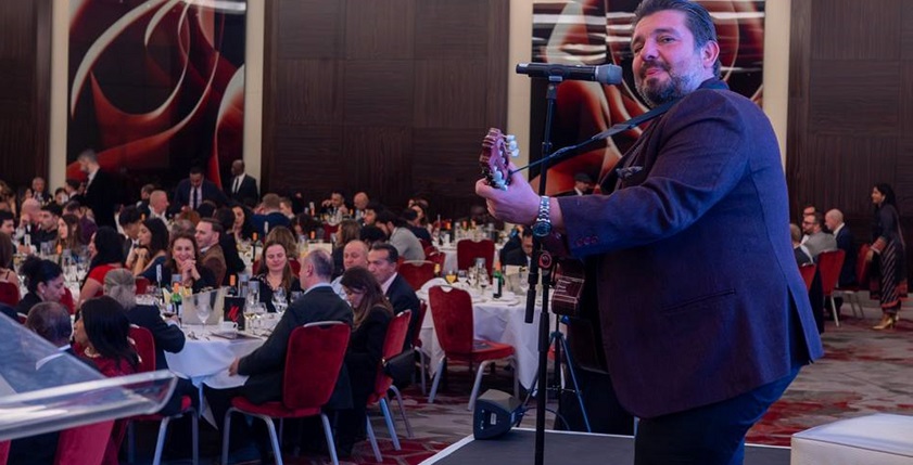 LONDRA’DA MUHTEŞEM GALADA MUSTAFA AKAY RÜZGARI