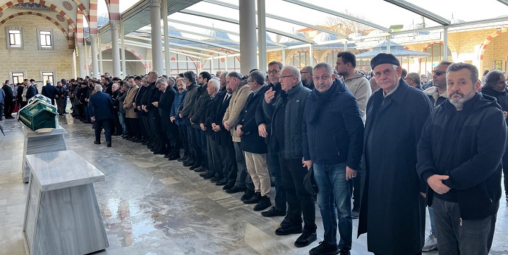 Prof. Dr. Dursun Çiftinin Annelerinin Cenaze Töreninde Rizeli Dostları Yalnız Bırakmadı