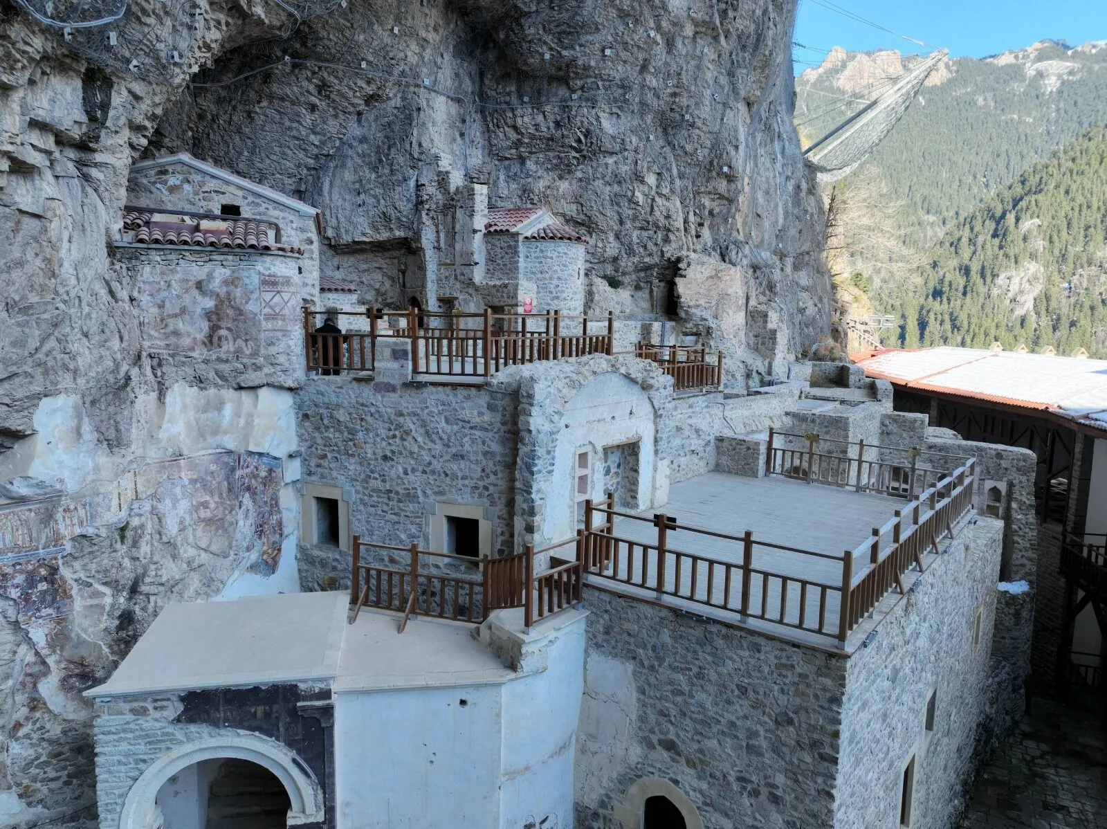 Trabzon’un İncisi Sümela Manastırı: Kışın da Büyüleyici Güzelliğiyle Ziyaretçi Akını