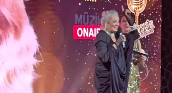 Yeşilçam’ın kötü kadını olarak hafızalara kazınan Lale Belkıs ödül töreninde ortaya çıktı! Yıllara meydan okuyor