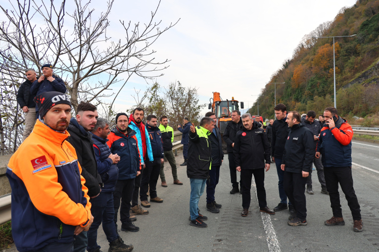 Artvin'de heyelan kabusu: Dağ koptu yola indi! O yol çift yönlü ulaşıma kapandı!