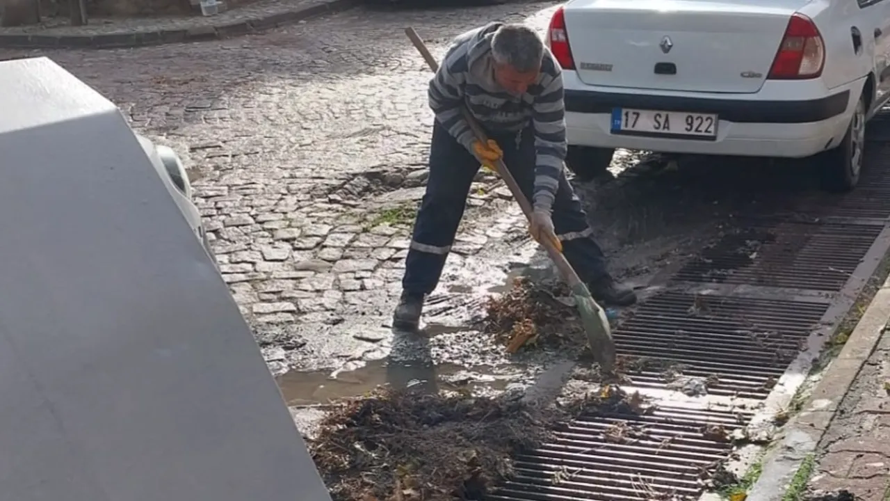 Ayvalık'ta yağmur sonrası dip bucak temizlik