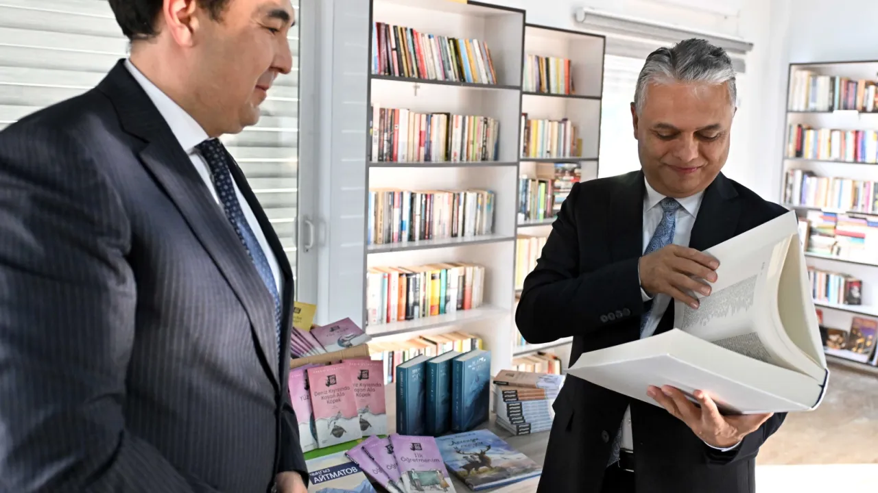 Aytmatov’un eserleri kütüphaneye bağışlandı